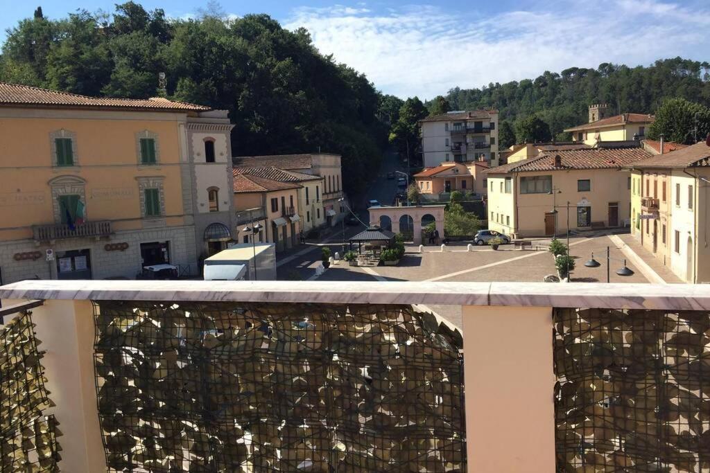 Appartamento in centro con terrazza panoramica Cavriglia Esterno foto